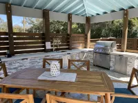 Heated Pool, Outdoor Kitchen,3 blocks from the beach.