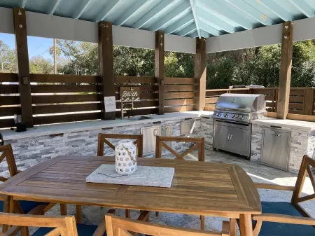 Heated Pool, Outdoor Kitchen,3 blocks from the beach.
