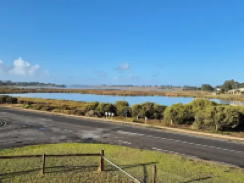 The Flagstaff Clayton Bay - relaxing getaway with water views. Sleeps up to 7 Hotels in Goolwa