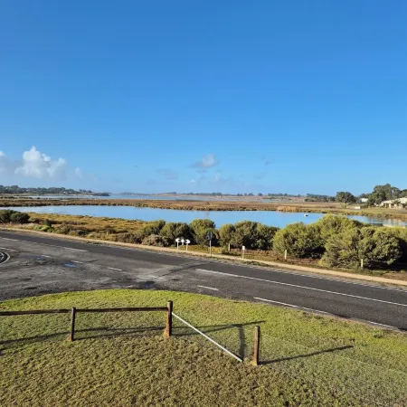 The Flagstaff Clayton Bay - relaxing getaway with water views. Sleeps up to 7