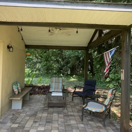 Cozy house centrally located. 3mls to beach,7mls to speedway. Pet friendly