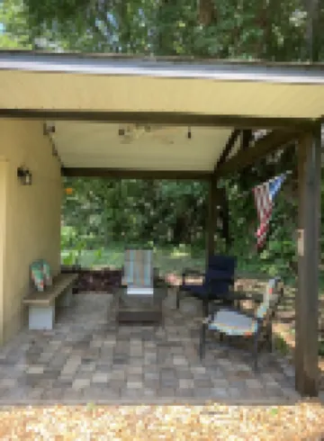 Cozy house centrally located. 3mls to beach,7mls to speedway. Pet friendly