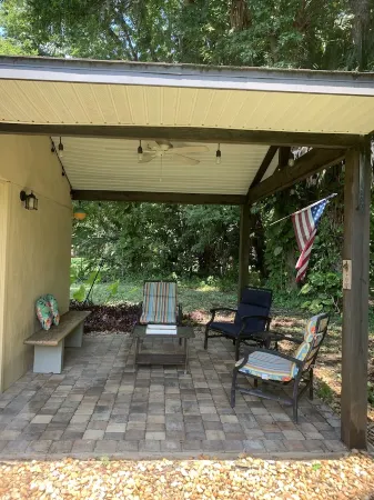 Cozy house centrally located. 3mls to beach,7mls to speedway. Pet friendly Отели рядом с достопримечательностью «W.I.S.E Private School»