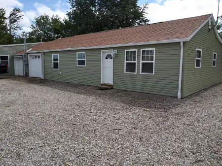 newly remodeled cabin style cottage, close to public boat ramps, and beaches .