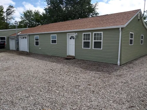 newly remodeled cabin style cottage, close to public boat ramps, and beaches .