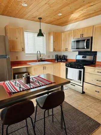 Couples getaway in cozy casita! Taos mountain Views!