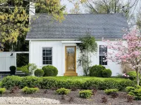 Vintage Vibes - Hot Tub - King Bed - Cottage Abode