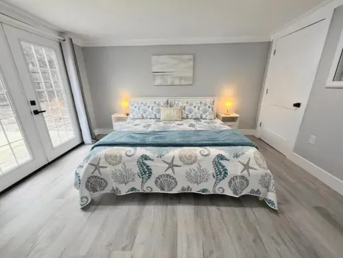 Cozy Cottage - King Bed - Close to Beaches - Dog Friendly - Firepit -  Backporch