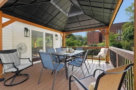 Downtown Elegant ArtBnB in The Gorgeous Historic Pettigru Neighborhood