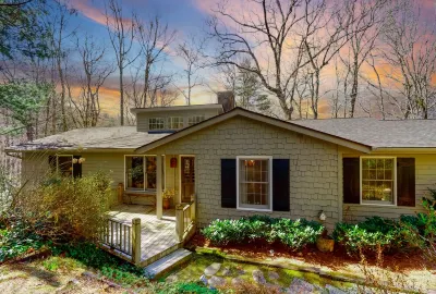 Cozy Retreat 5 Min from Mainstreet - Covered Deck - Fireplaces - Secluded Các khách sạn gần Sunrise Rock by Highlands-Cashiers Land Trust