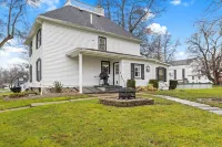 Civil War Era Home, w/ King Bed, Finger Lakes, Hot Tub & Game Room - Homestays