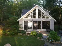 Beautiful Phillips Lake Home. Hotels in Dedham