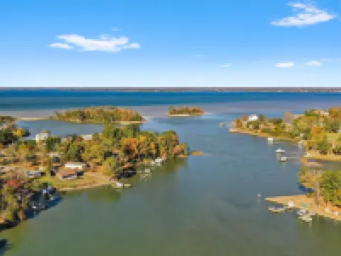 Family Friendly Waterfront Home - Private Dock, Kayaks, Fire Pit, Grill, Deck โรงแรมในMiddlesex County