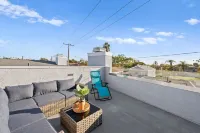 Remodeled beach house, 3-minute walk to sand, Main St. restaurants and shopping