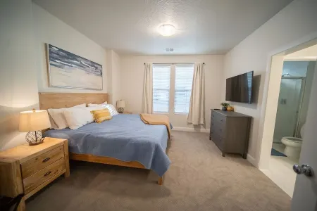 CHIC DESERT HOME CLOSE TO ZIONS!