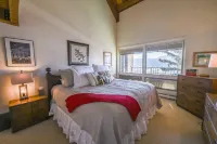 New! Ski-in/Out Condo with Hot Tub and Great Views! The Ski Haus