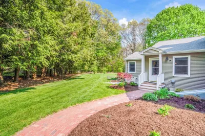 Private, 1 bed/1.5 bath apt close to local beaches