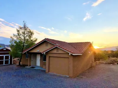 Secluded Casita w/ King Bed + Mountain Views!