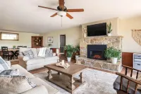 No steps. Quiet street in heart of Amish country. Close to tourist attractions. Hotels in Salisbury Township