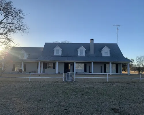 Modern farmhouse retreat between DFW and Houston. Hotel di County Freestone