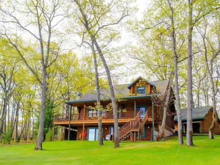 Tranquil Lakefront Log Cabin with Breathtaking Views. Отели в г. Нестер Тауншип