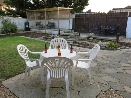 3 Bedroom House with Welcome Breakfast near Beaches Отели в г. Рамсгит