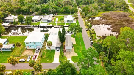 Waterfront Home on deep canal, private dock, close to boat ramp Ft Island Trail