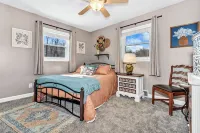 The Honeybee Cottage: Conveniently located close to Asheville