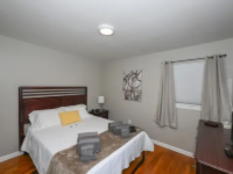Scenic hiking in Cuyahoga Valley National Park! 1BR house, central air & laundry Hotels in Akron