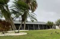 Swan Lake House in Sun City Center with 60' Screened Lanai Hotels in Sun City Center