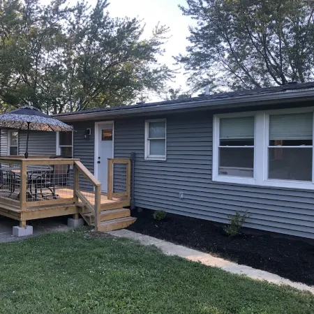 Quaint recently renovated house walking distance to  Lake Shore Park.