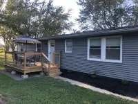 Quaint recently renovated house walking distance to  Lake Shore Park.