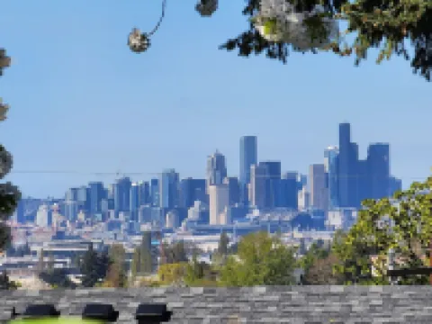 Safe neighborhood. Minutes to freeways, Downtown, and Airport. Hotels in Burien