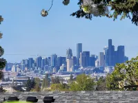 Safe neighborhood. Minutes to freeways, Downtown, and Airport.