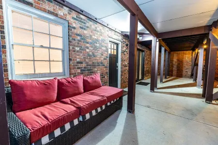 Oak Tree Oasis: private deck, grill, firepit.