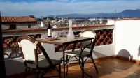 Located in Old Antibes, 2 Steps from Shops, Sleeps 2 to 3