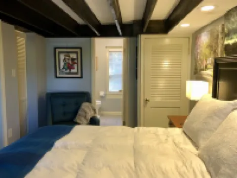 Five Minutes from Keeneland! Hotels in Woodford County