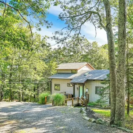 Spacious "Design Lodge" In Woods - Bushkill