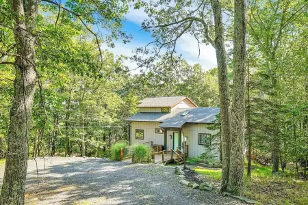 Spacious "Design Lodge" In Woods - Bushkill