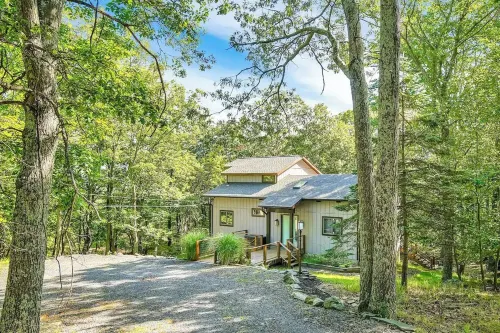 Spacious "Design Lodge" In Woods - Bushkill