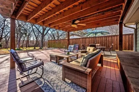 Texoma Serenity Cabin backs up to lake cove.