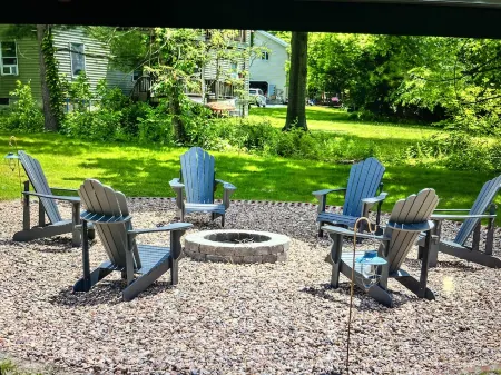 Wake Up to Water Views:Secluded 1 Acre Waterfront Retreat near New Paltz & Gunks