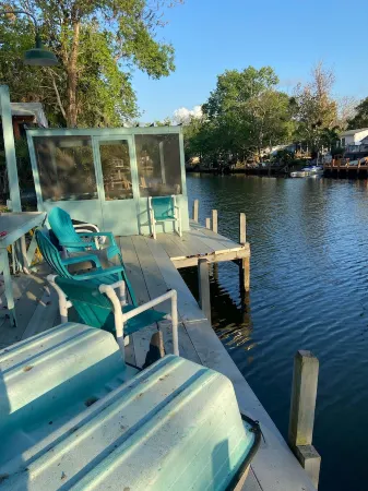 Paradise awaits you on the river. Отели в г. Уэки-Уочи-Гарденс