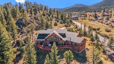 Cozy Estes Park Cabin w/ Stunning Mountain Views!