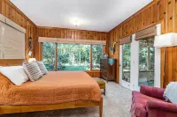 Comfy Cottage- Heated Pool, 1 Block to Beach! Lot's of space with 13 beds!