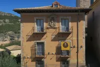 Mirandoacuenca tourist apartment is next to the Cathedral and the Hanging Houses