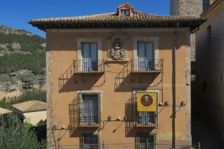 Mirandoacuenca tourist apartment is next to the Cathedral and the Hanging Houses