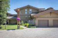 Sun Valley retreat at Lodge II Condos with garage and Resort Amenities