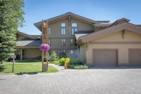 Sun Valley retreat at Lodge II Condos with garage and Resort Amenities