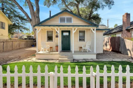 UNDER THE OAKS-Hot Tub & Walk Downtown Отели рядом с достопримечательностью «PARK STREET GALLERY»